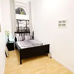 Comfortable Rooms In Lugner City Area